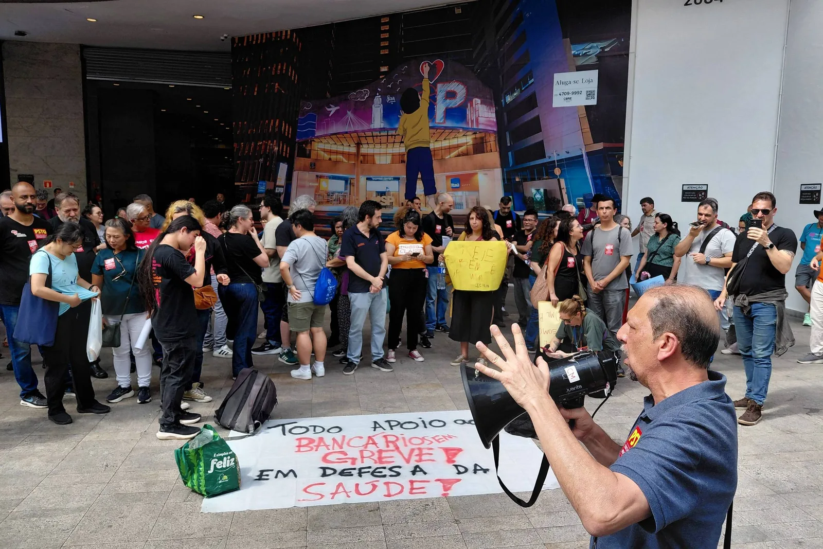Bancários da Caixa protestam em São Paulo contra mudanças no plano de saúde