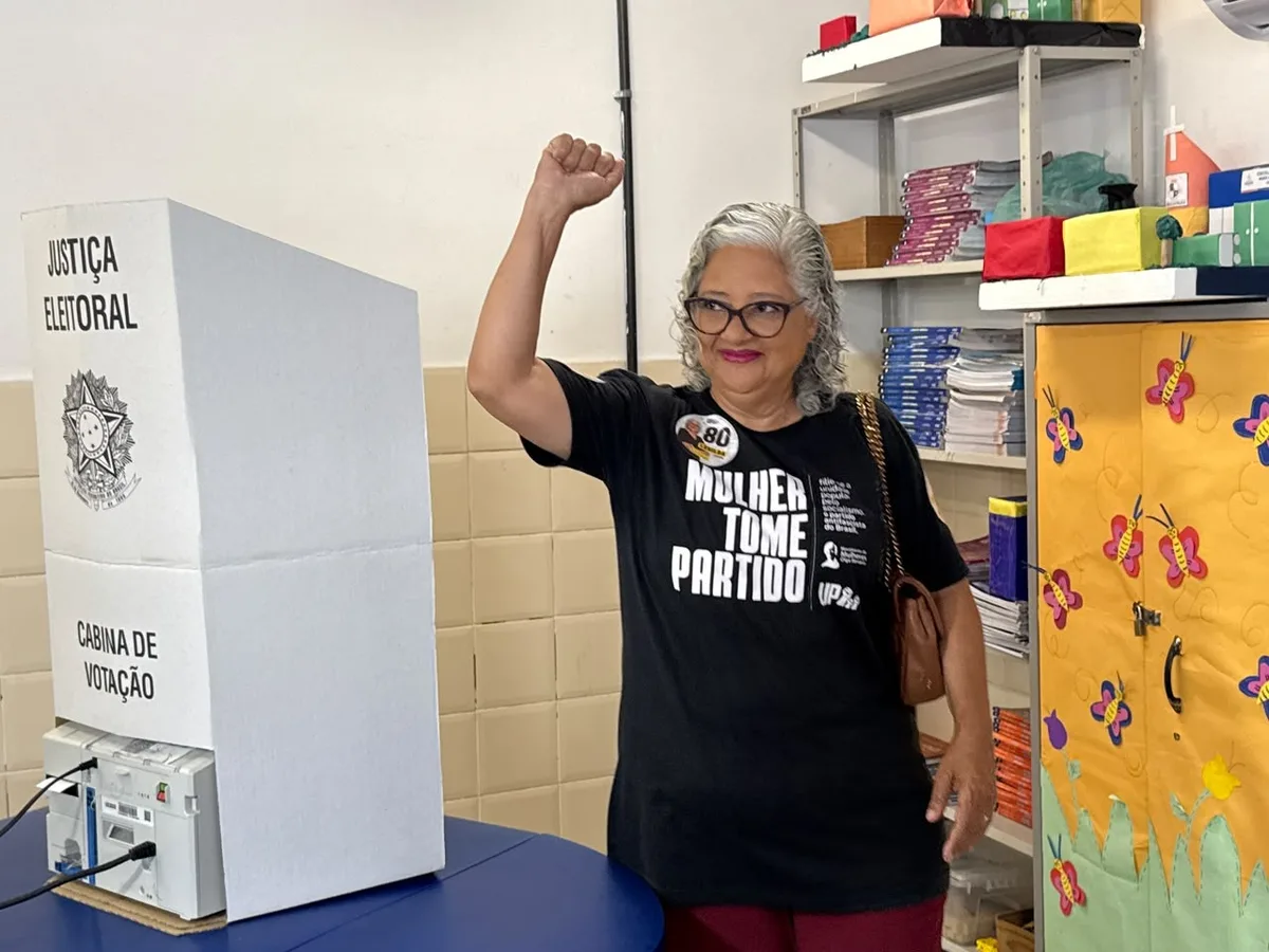 Lenilda Luna destaca voto consciente após votar em Maceió