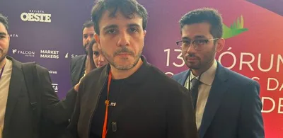 Renan Santos critica Flávio: 'Brasil se ilude com farsa bolsonarista'