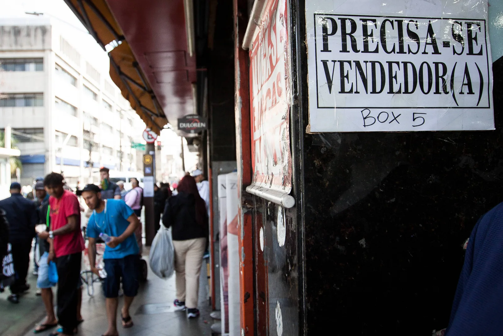 Desemprego recua a 5,3% e ocupação atinge recorde até agosto