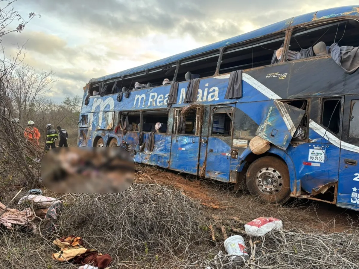 Jovem sobrevive a tombamento de ônibus na Bahia no dia do aniversário