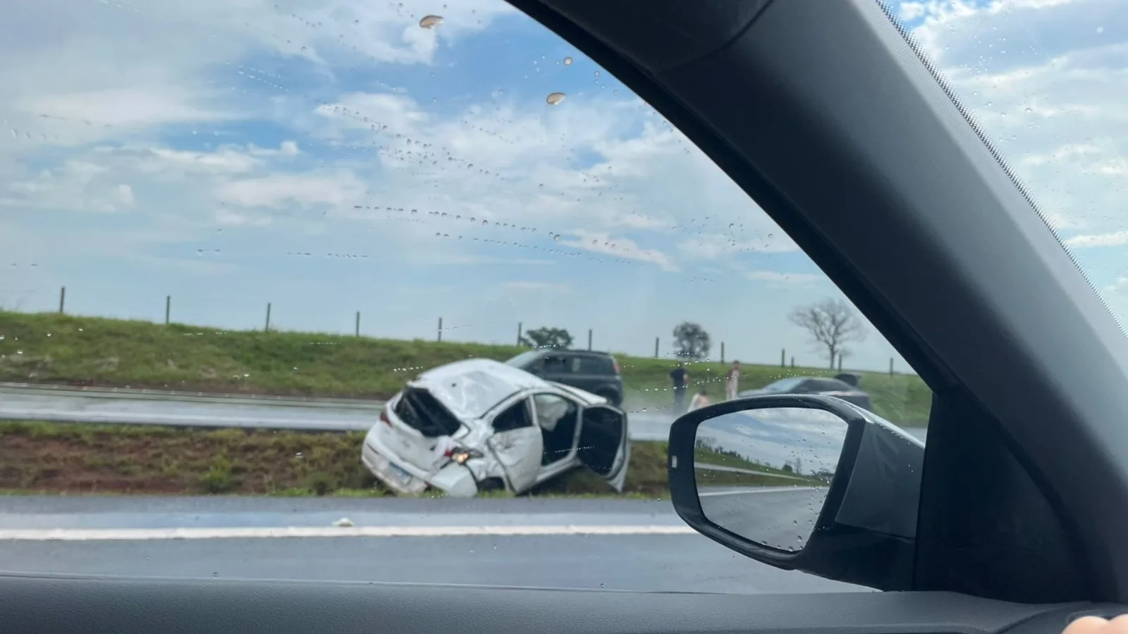Faixa é interditada após capotamento na SP-321, em Bauru
