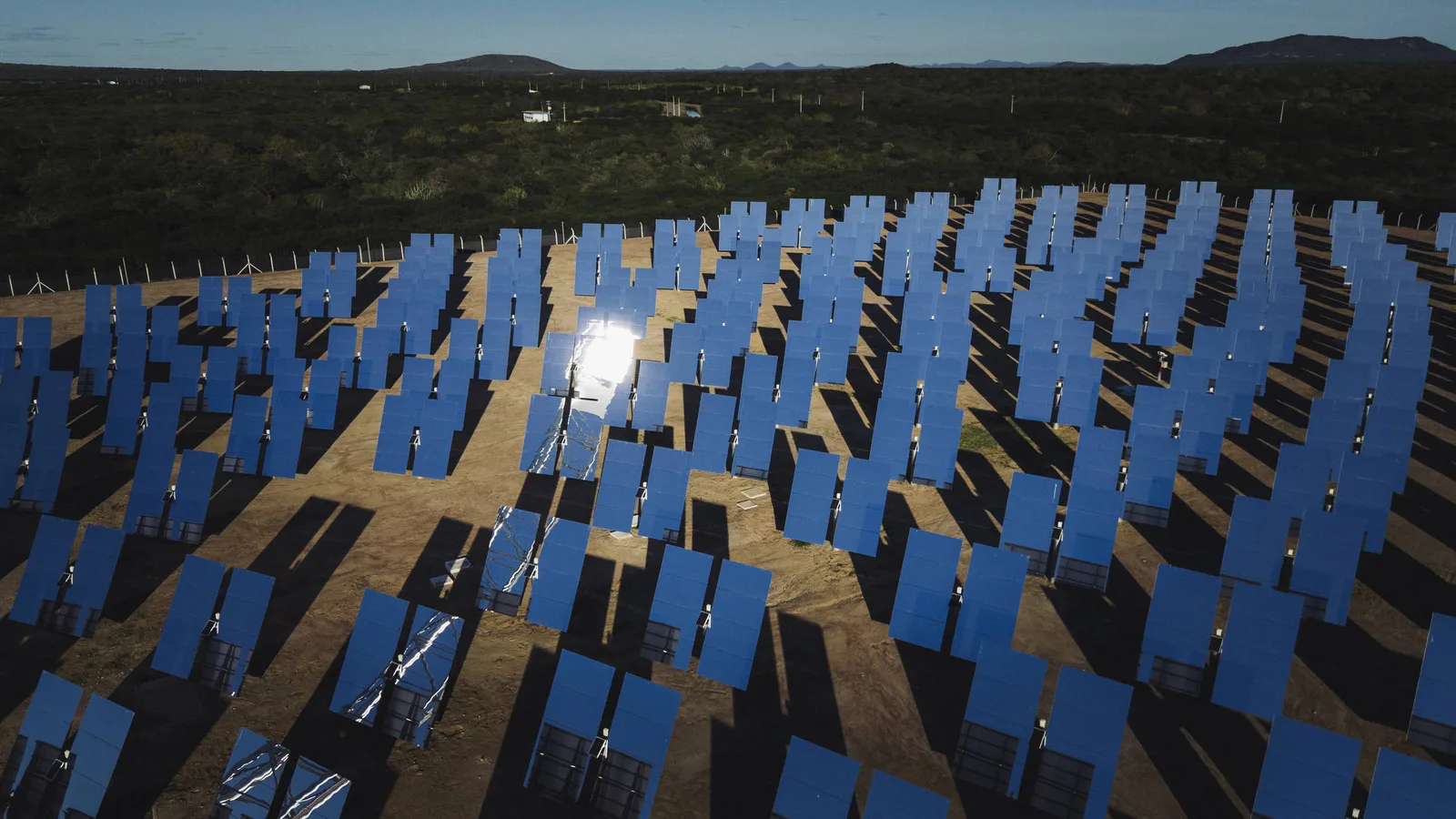 Painéis solares mais baratos aceleram geração descentralizada e pressionam redes elétricas
