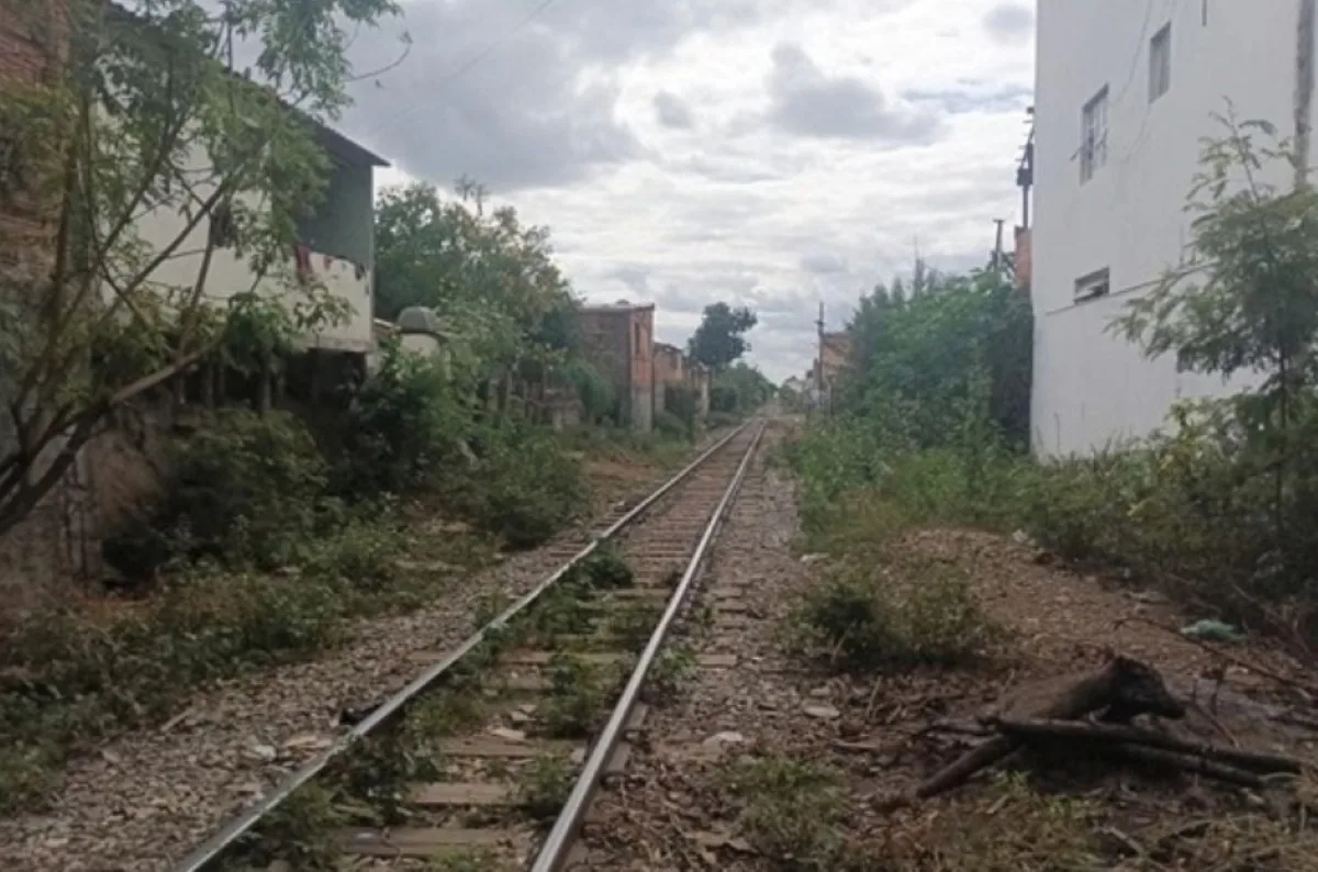Justiça suspende reintegração de posse de 94 casas junto a ferrovia em Arcos (MG)