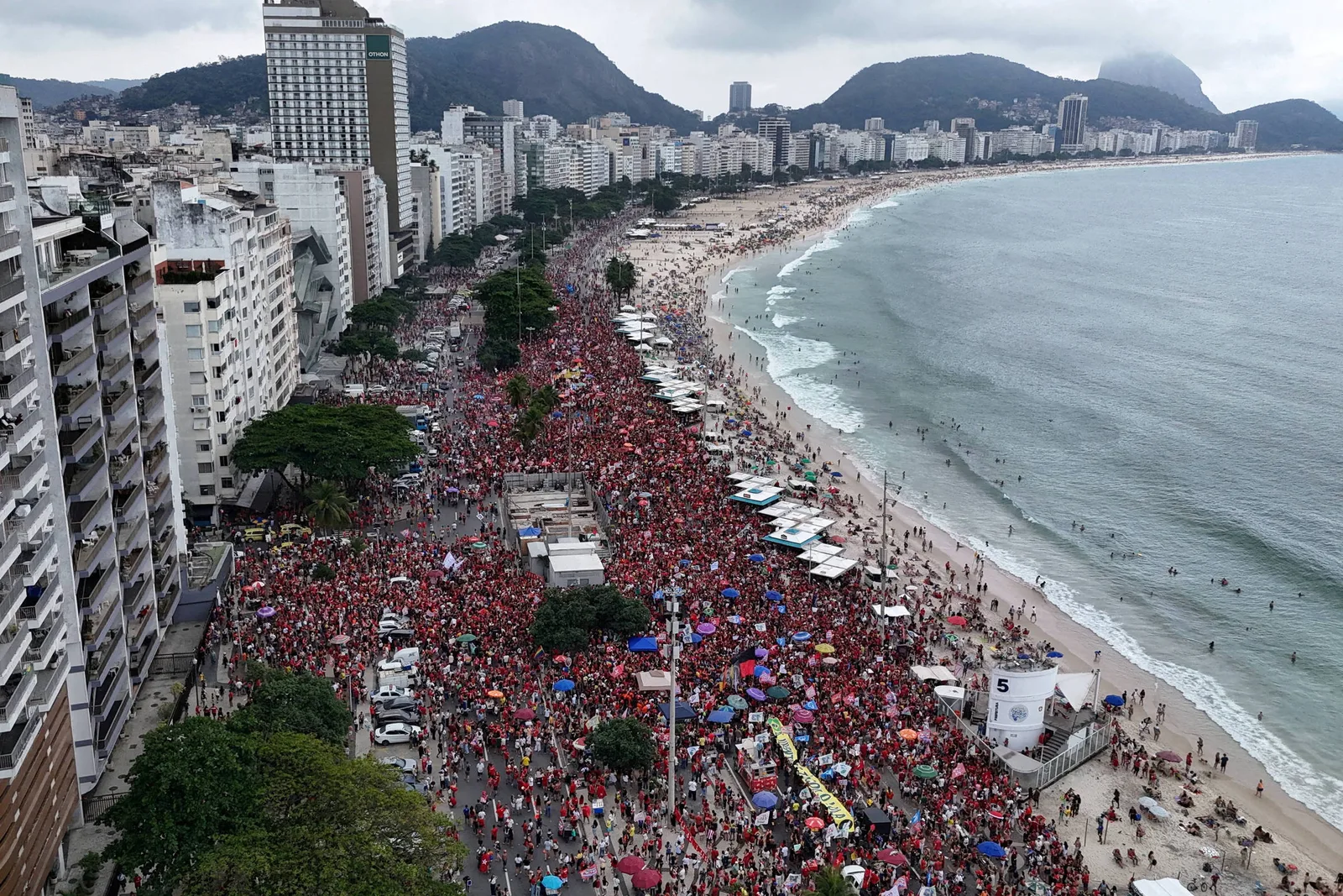 Ato pró-Lula ocupa Copacabana com defesa do fim da escala 6x1