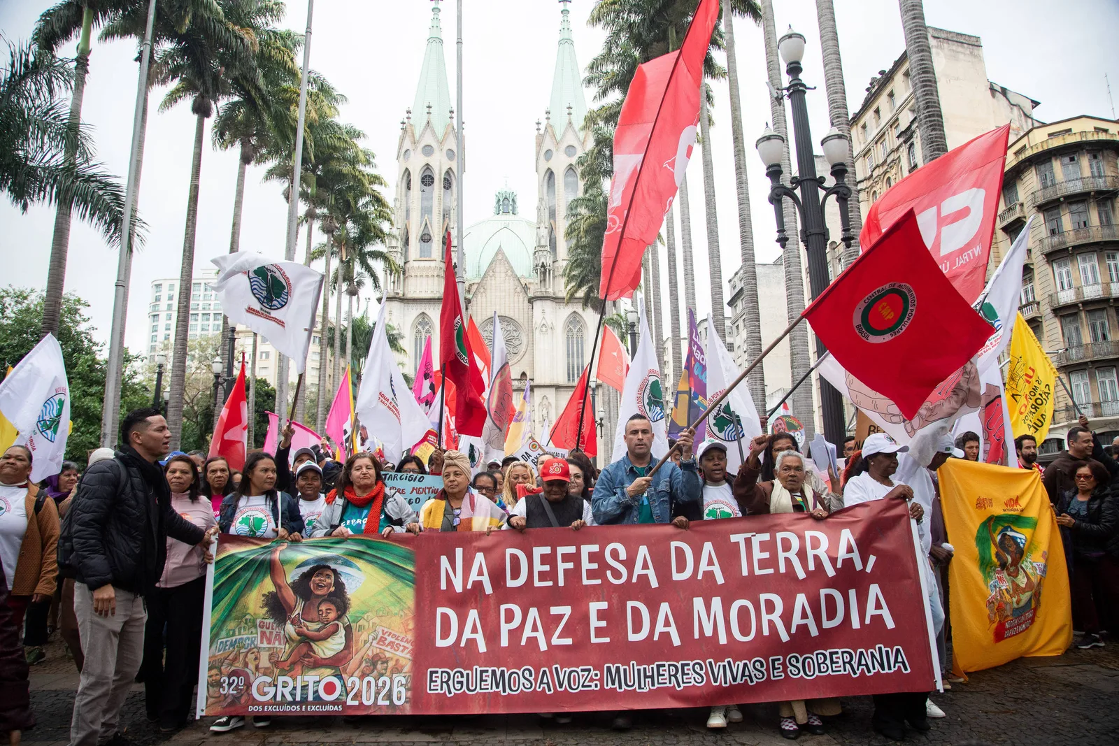 Ato na Sé reúne movimentos e critica violência contra mulheres em São Paulo