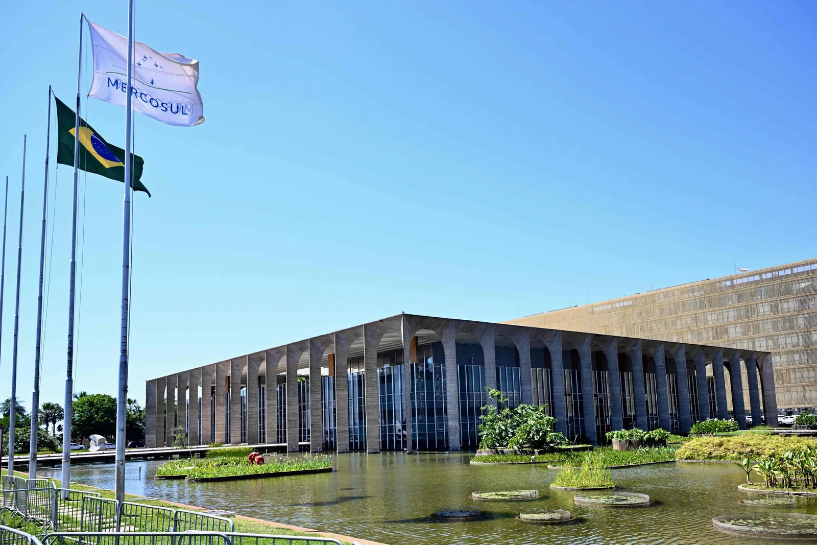 Candidatos divergem sobre Brics, EUA e segurança internacional