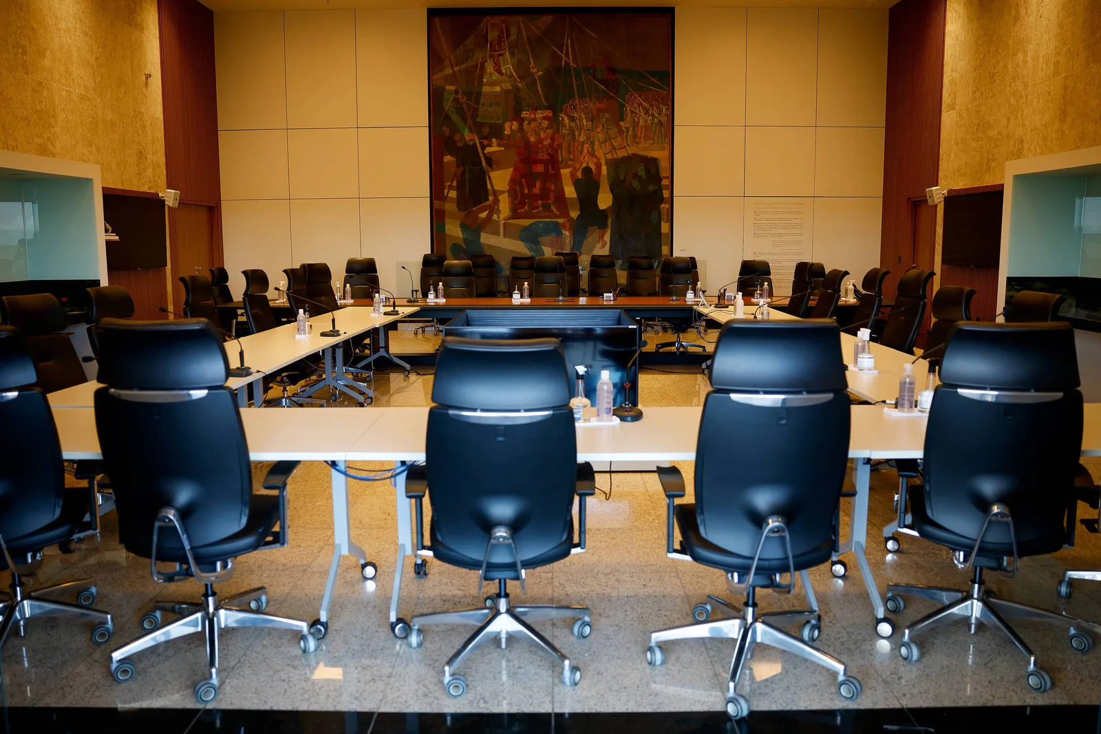 Copom aponta desaceleração da economia com juros altos e inflação menor