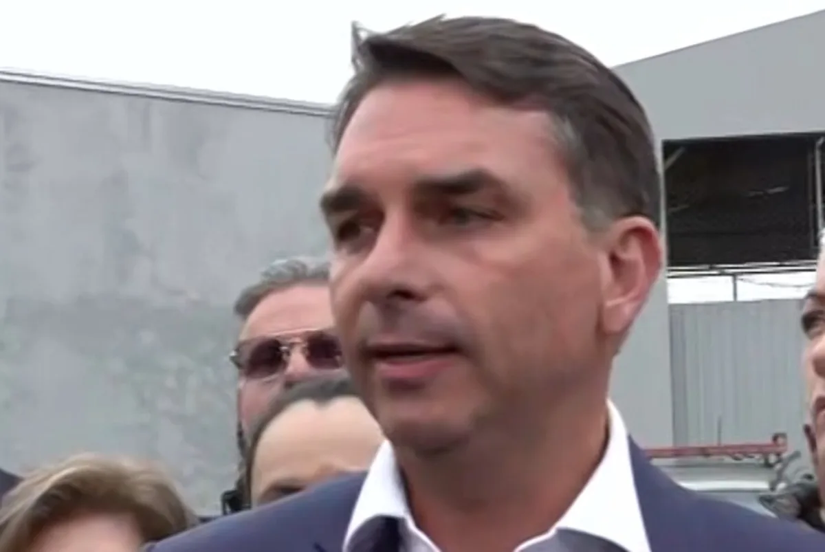 Flávio Bolsonaro associa prisão de Filipe Martins à suspensão da Lei da Dosimetria