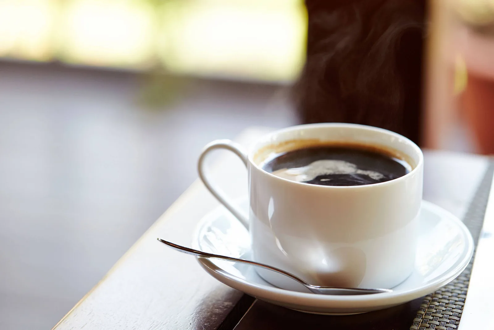 Estudo associa café com e sem cafeína a mudanças no eixo intestino-cérebro
