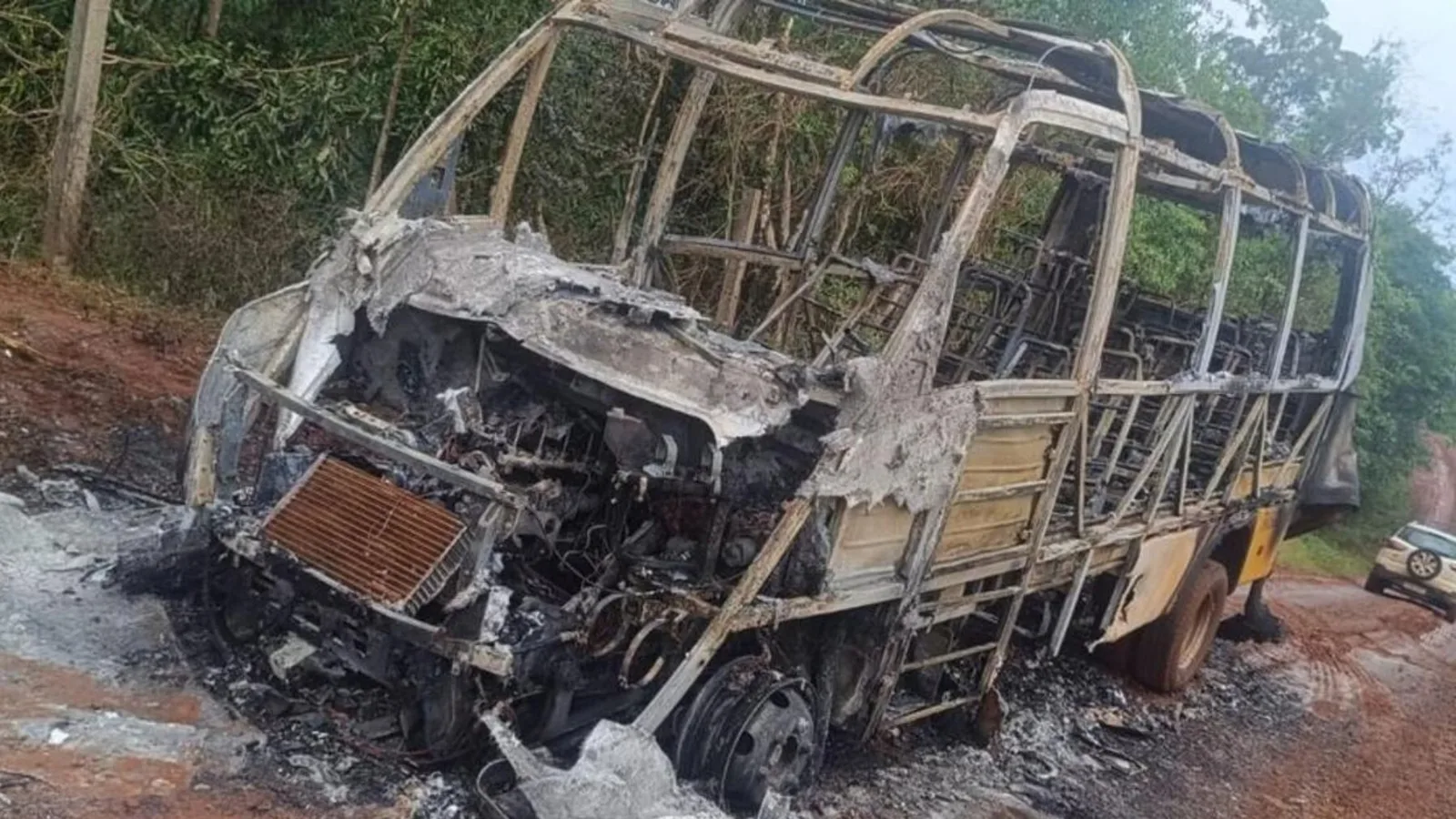 Ônibus escolar pega fogo durante transporte de criança em Toledo