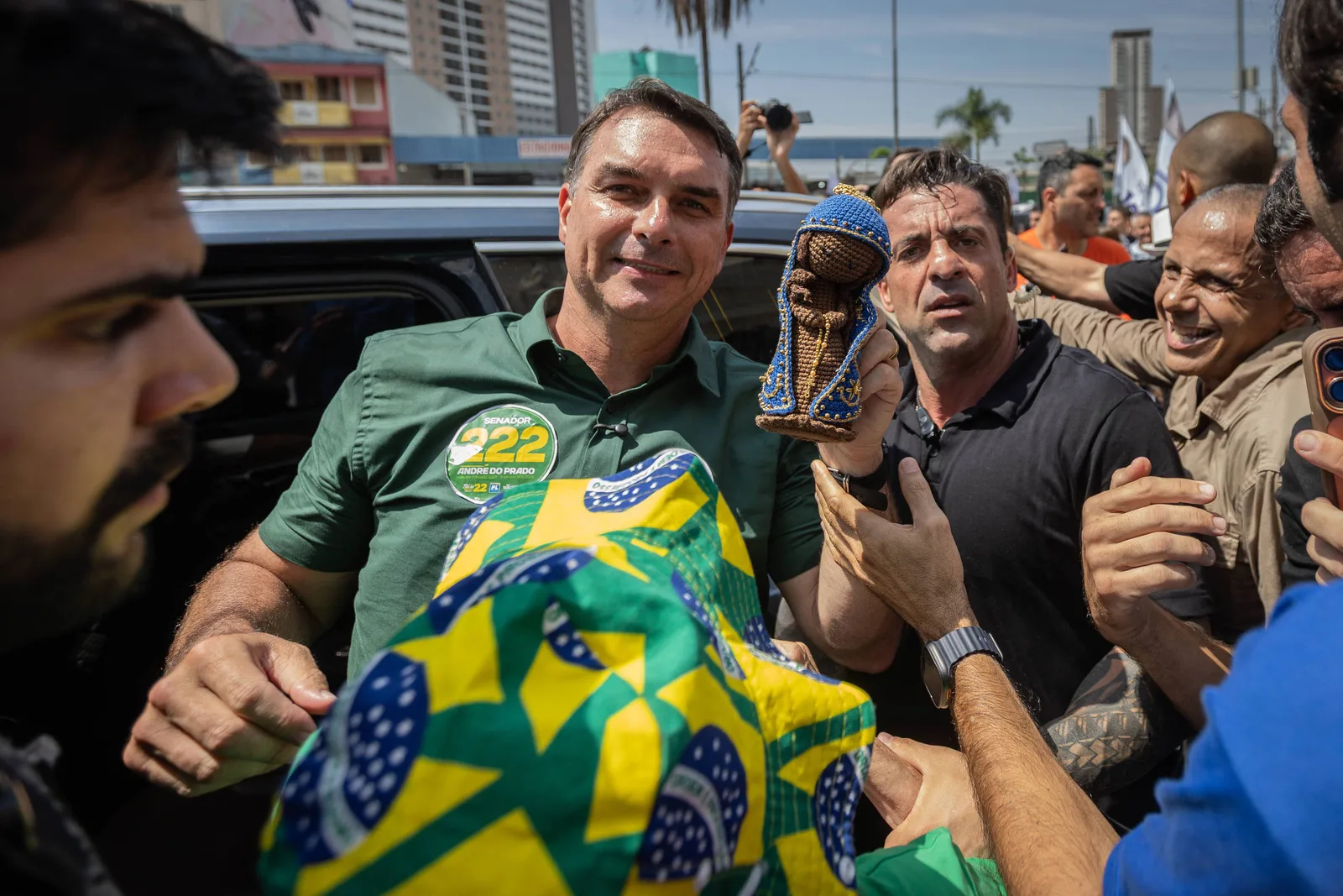 Campanha de Flávio diz que promessa de entregar Brasil a Jesus é simbólica