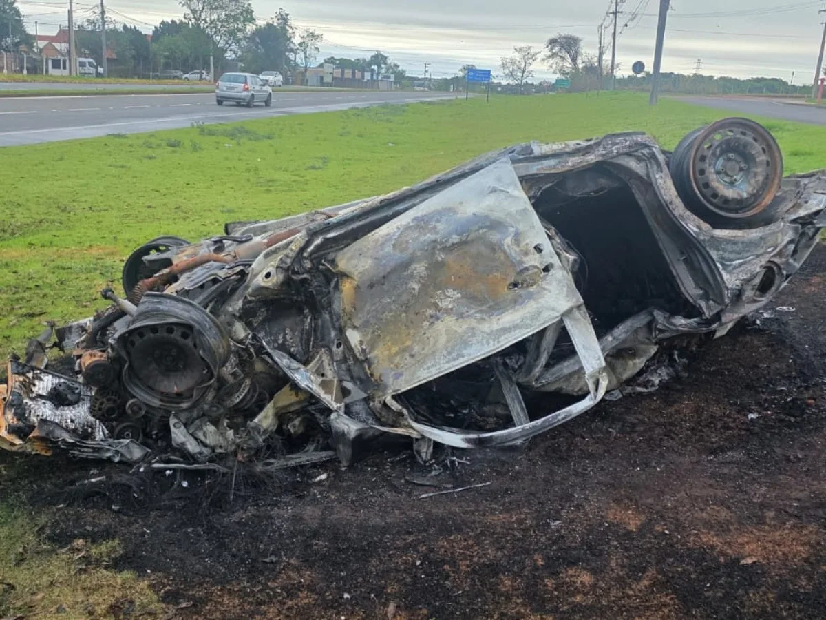 Capotamento seguido de incêndio deixa três feridos em Jaguariúna