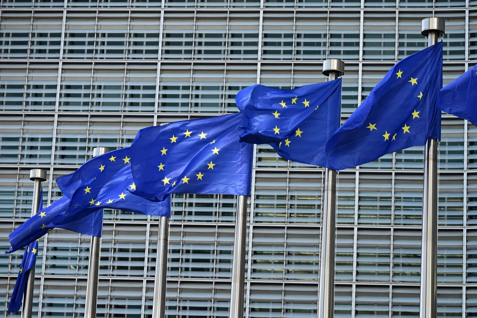 UE estuda tributo amplo para cobrar mais de grandes empresas