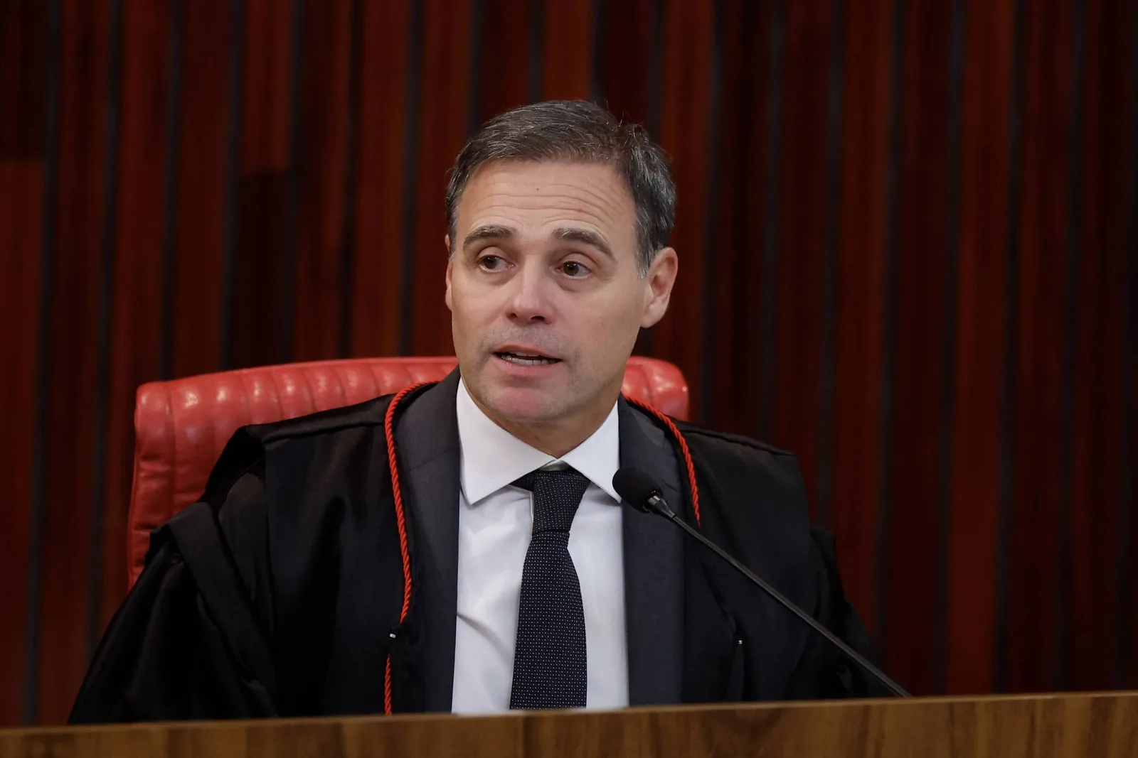 Cartas questionam decisão de Mendonça e expõem críticas sobre instituições