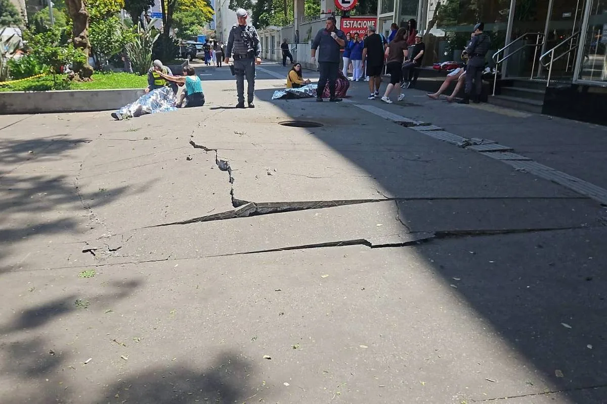 Explosão em galeria subterrânea deixa três feridos na avenida Paulista