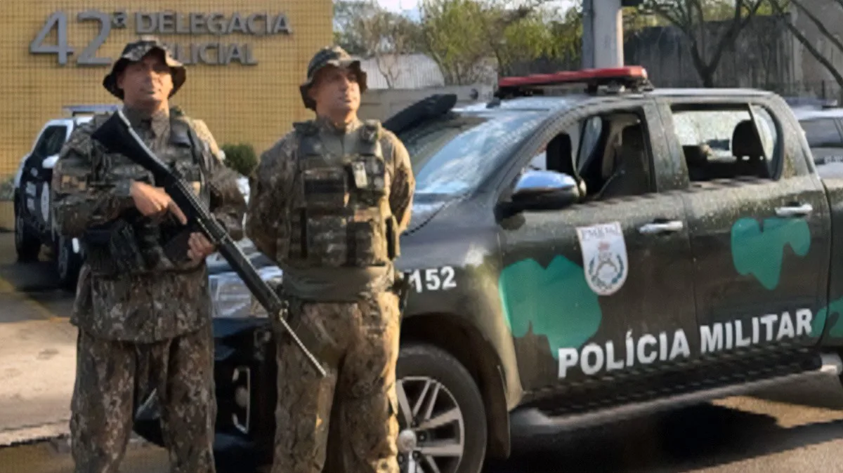 Polícia apreende armas e drogas após recuperação de viatura no Rio