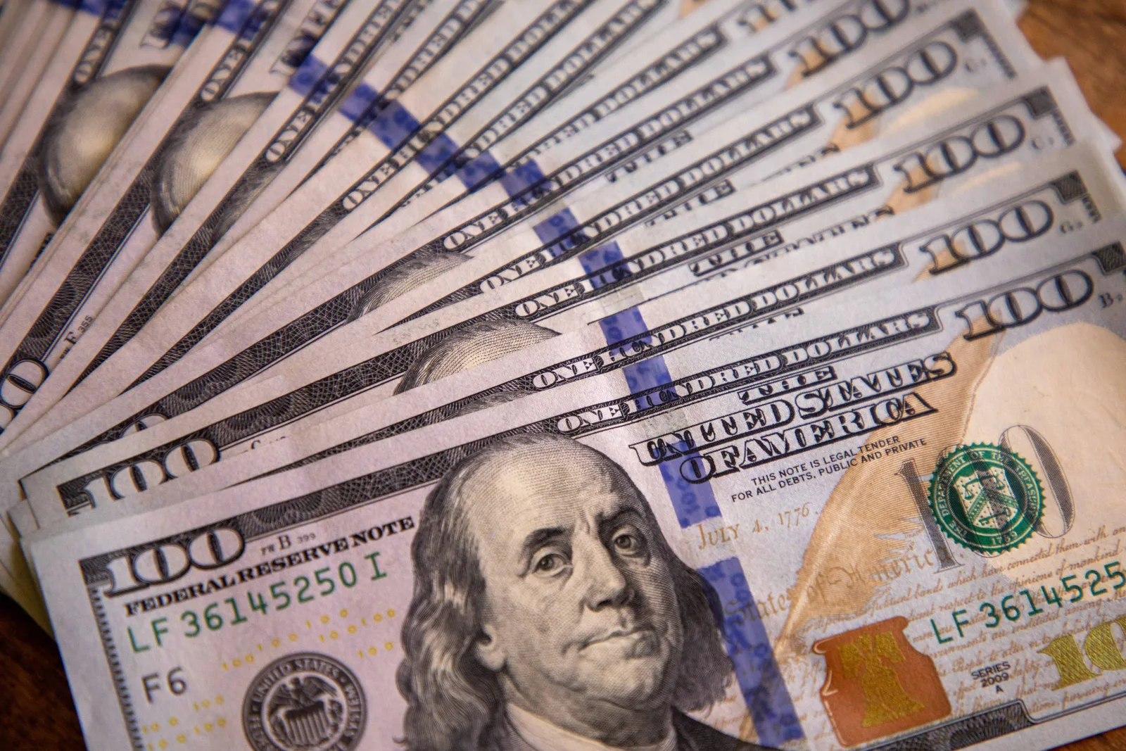 Ibovespa ganha força com petróleo, enquanto dólar recua a R$ 5,130