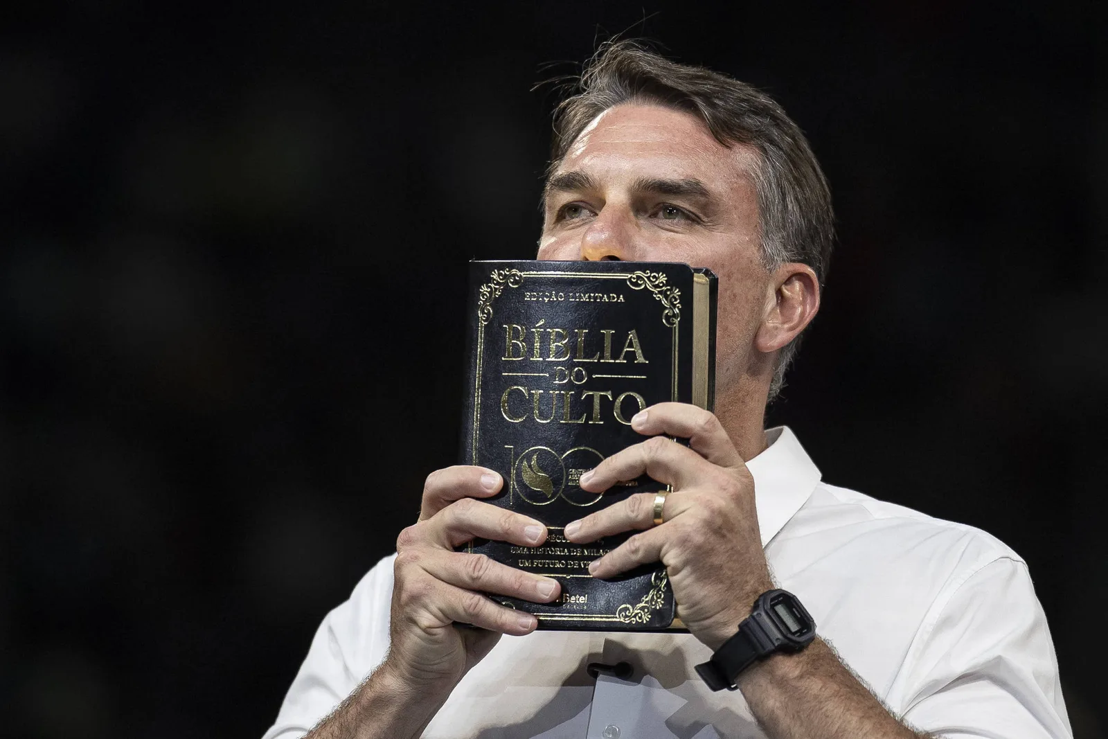 Flávio Bolsonaro canta em culto e é chamado de futuro presidente no Rio