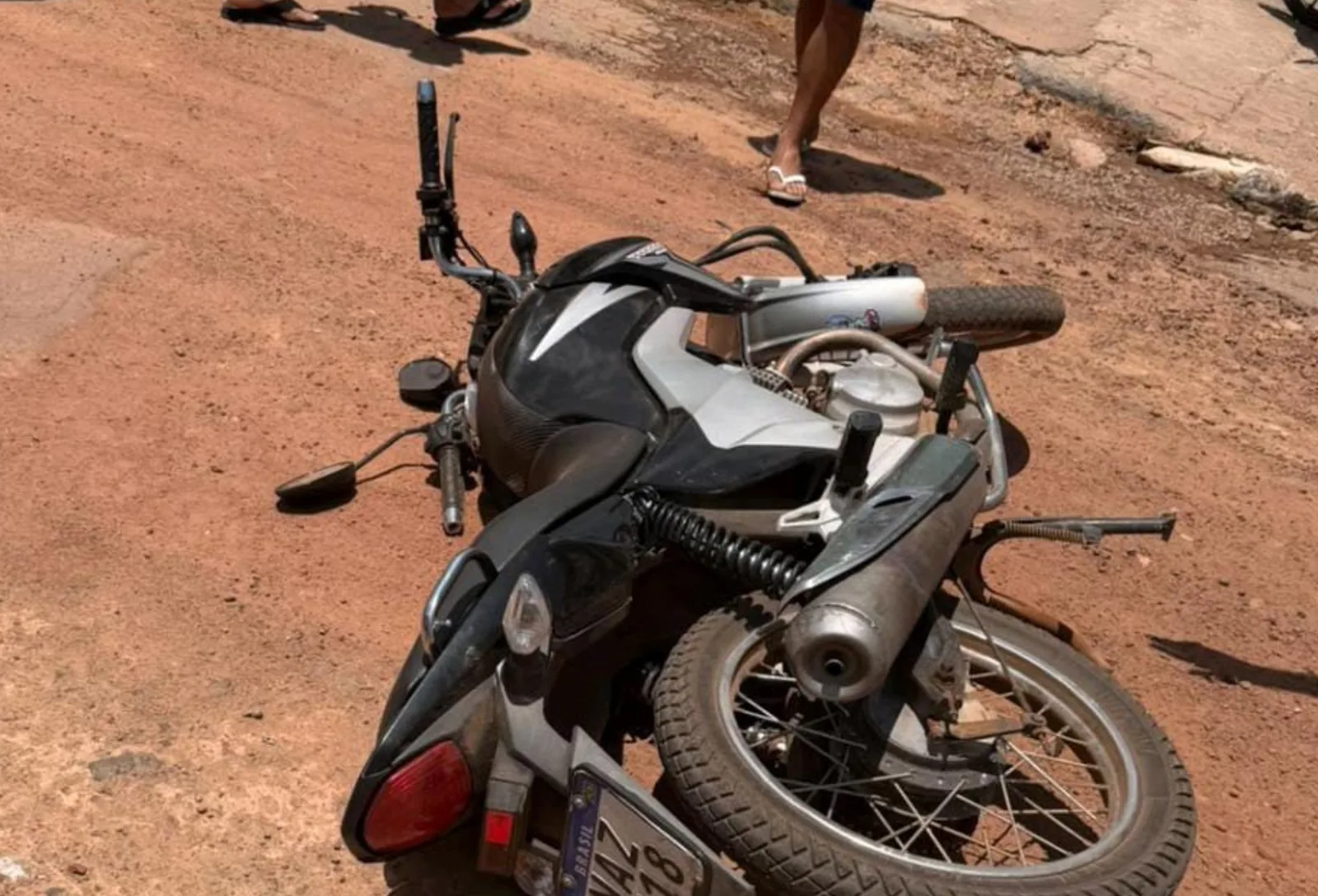 Motociclista sem CNH fica ferida após colisão durante ultrapassagem em Rorainópolis