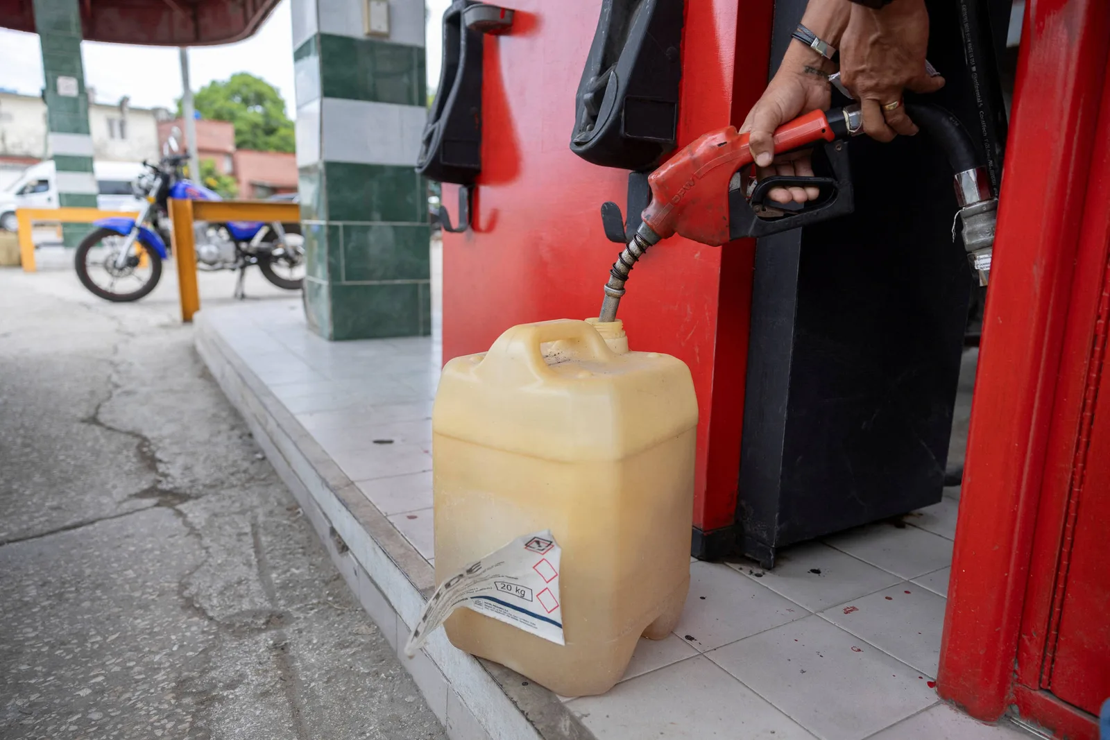 Brent recua e volta a subir, mas segue acima de US$ 100