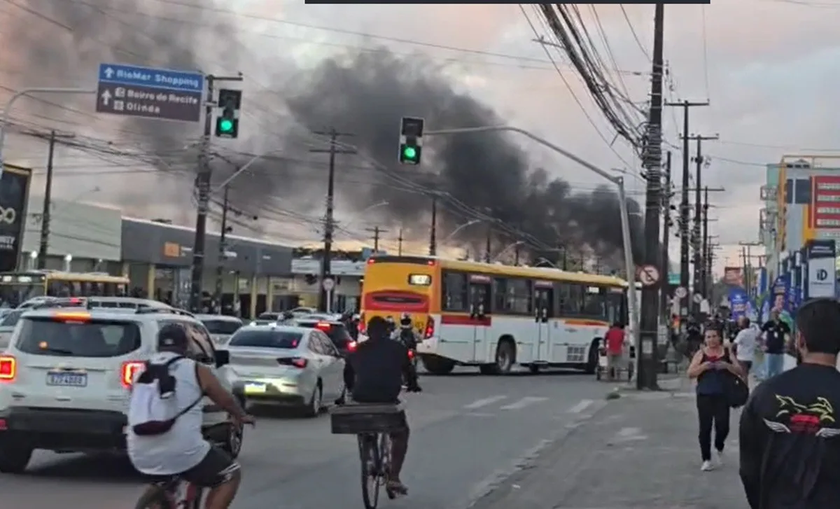 Protestos bloqueiam vias na Zona Sul do Recife e afetam BR-101