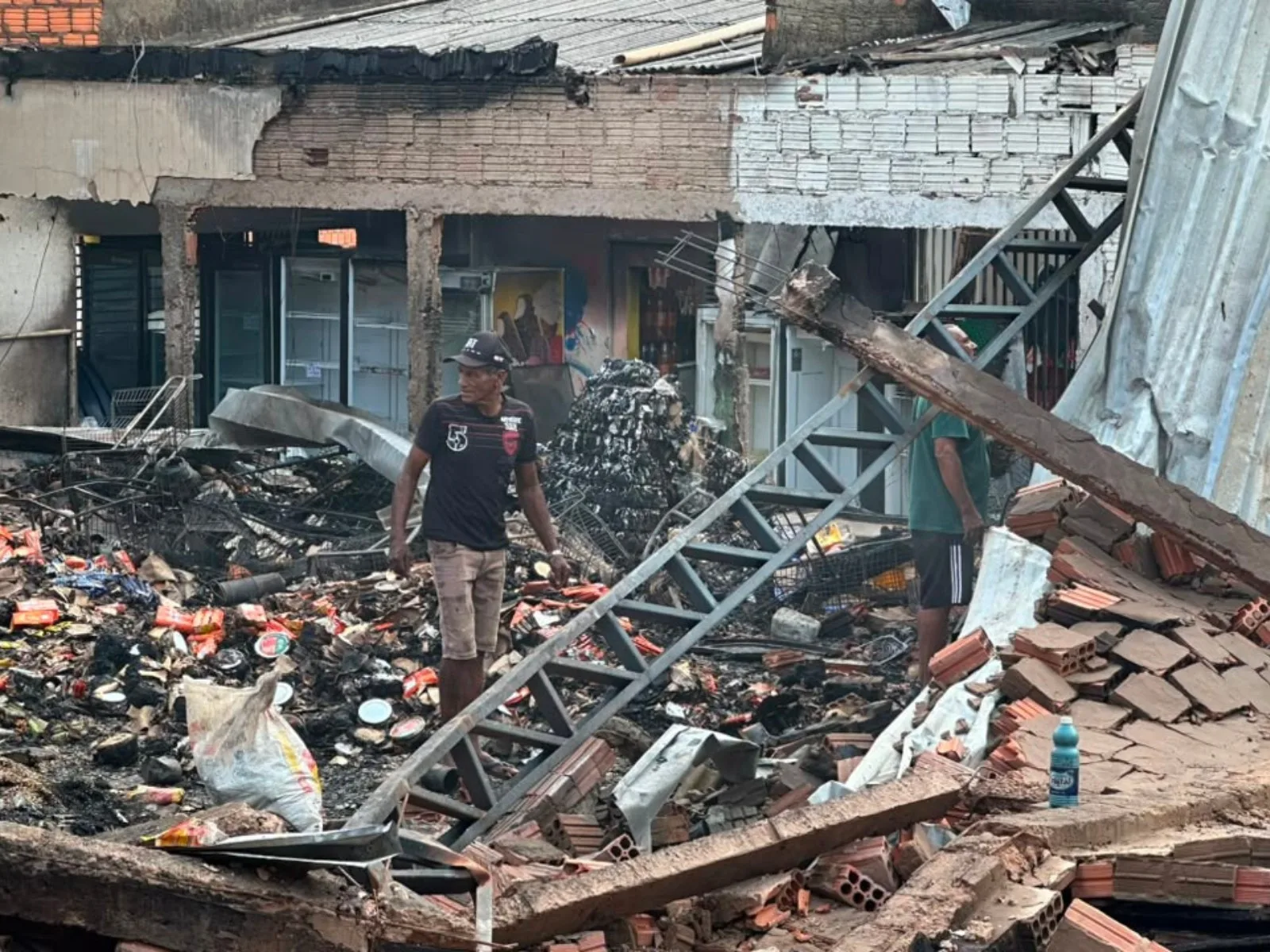 Defesa Civil vistoria casas atingidas por incêndio em mercado de Rio Branco