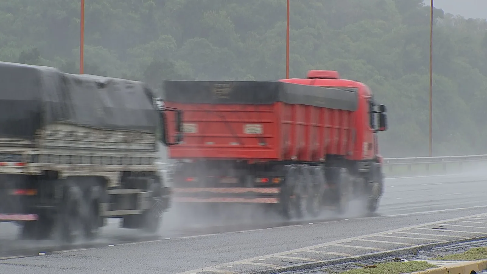 Como reduzir o risco de aquaplanagem nas rodovias durante a chuva