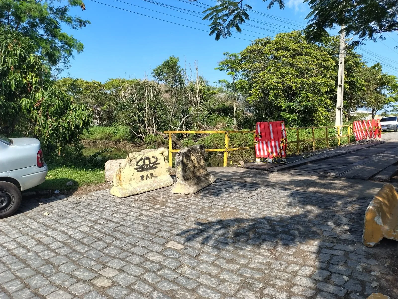 Ponte do Recanto dos Paratis tem circulação restrita após desgaste estrutural