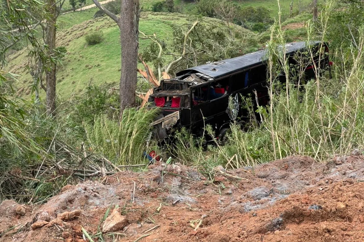 Acidente com ônibus em Cruzeiro deixa seis mortos durante viagem a Aparecida