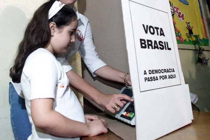 Amigos e redes sociais ganham peso na decisão do voto, aponta Datafolha