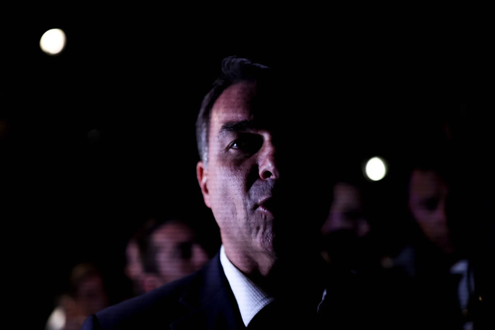 Texto critica projeto atribuído a Flávio Bolsonaro para o Brasil