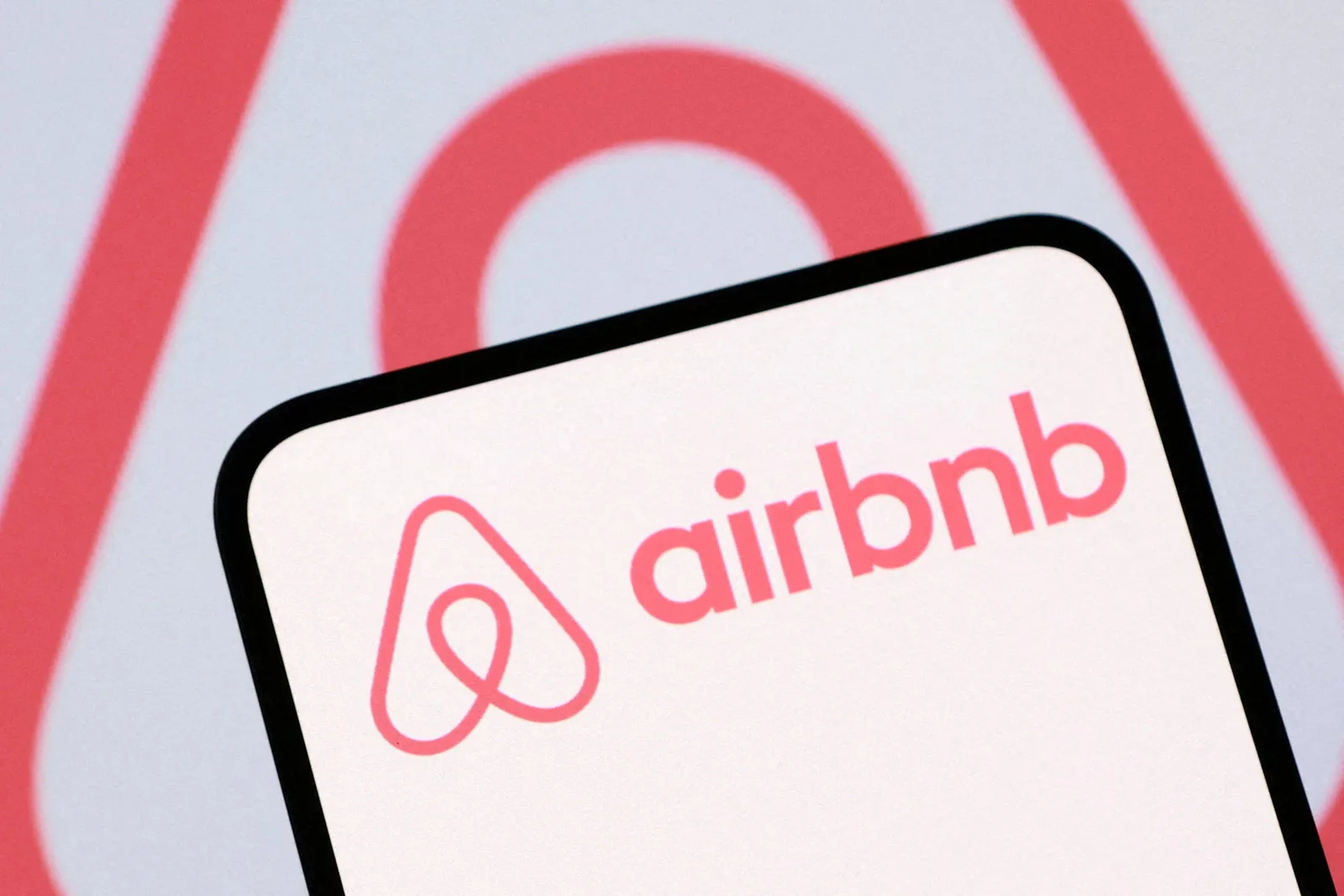 Airbnb passa a oferecer aluguel de carros no Brasil pelo aplicativo