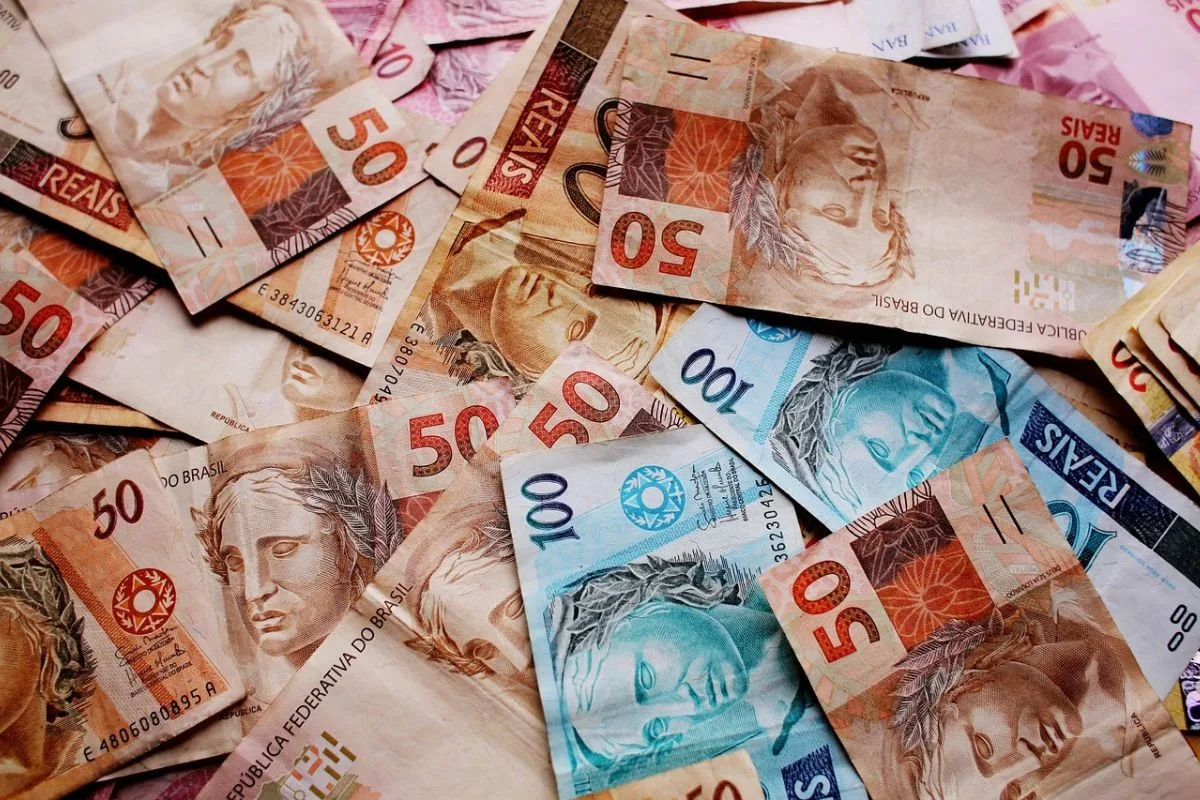 Petróleo e tributos elevam receita federal, mas contas seguem no vermelho em 2026