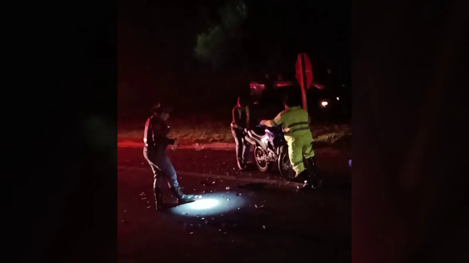 Motociclista fica em estado grave após colisão na SP-255