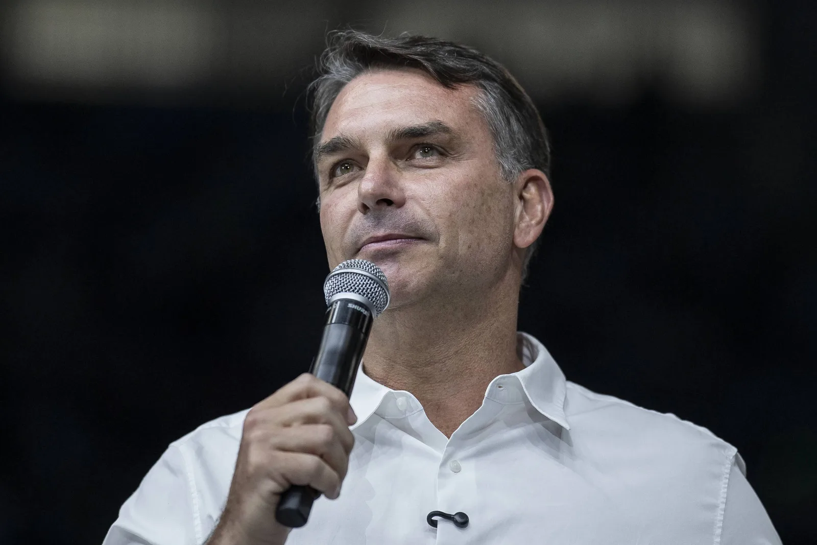 Flávio Bolsonaro declara apoio à PEC que encerra a escala 6x1