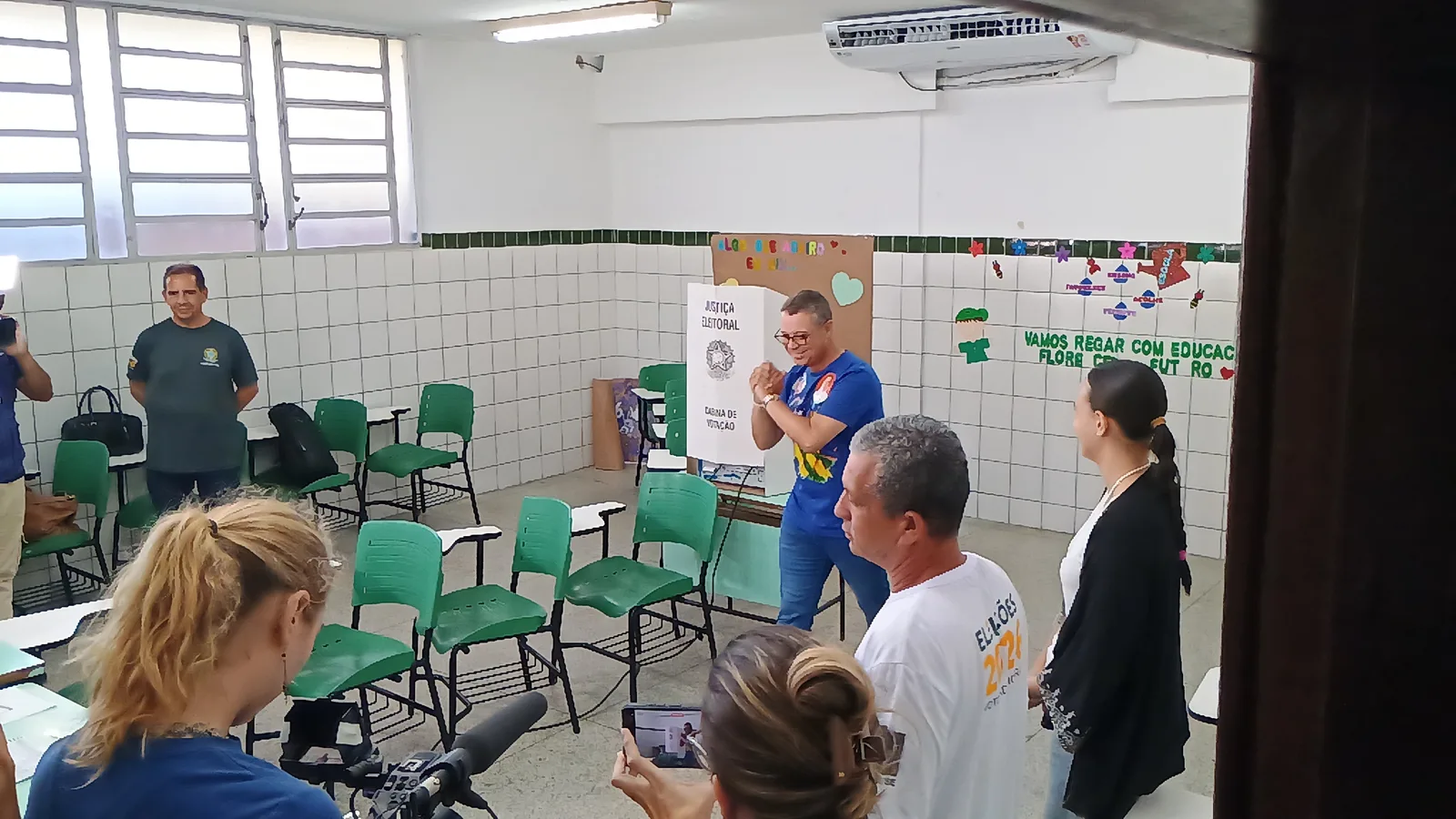 Fábio Mitidieri vota em colégio na Zona Sul de Aracaju