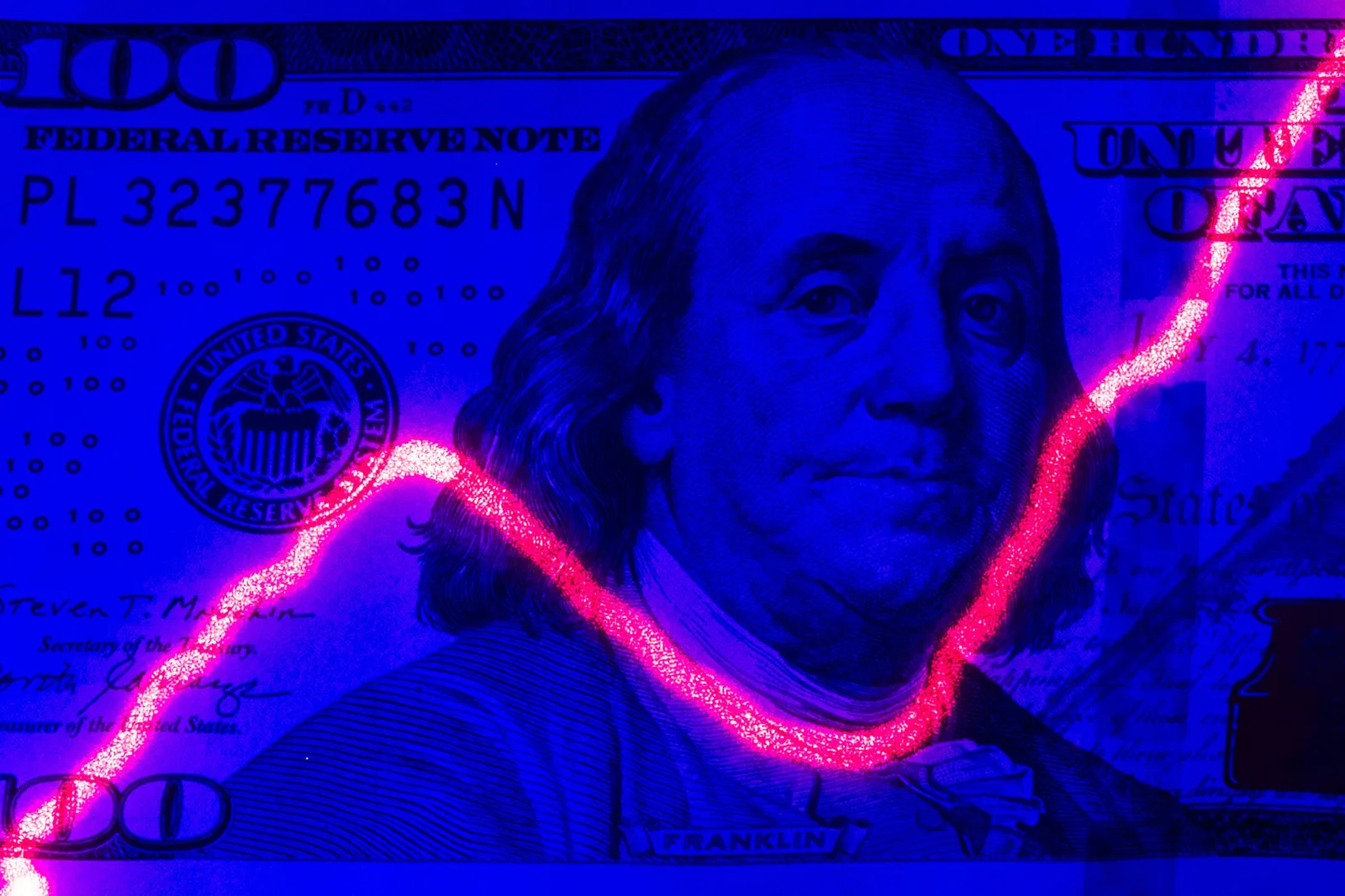 Dólar cai com petróleo mais barato e empate eleitoral no Brasil