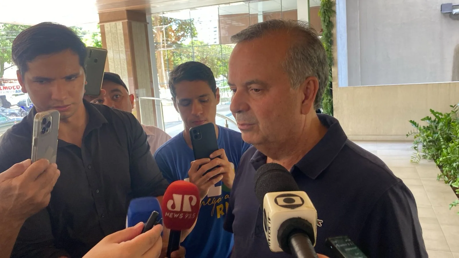 Jovem é levado à delegacia após arremessar ovo contra Rogério Marinho em Natal