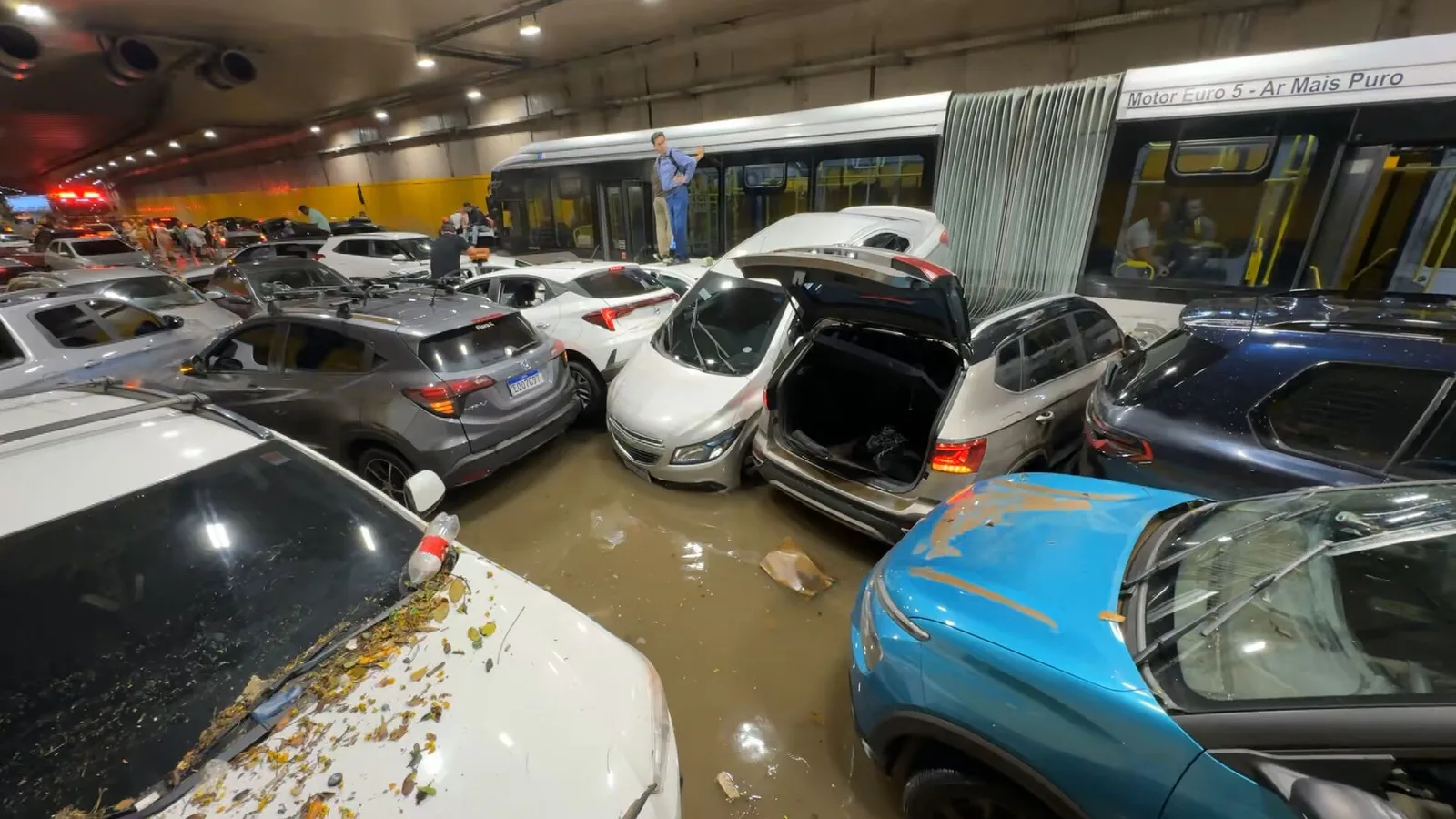 Alagamento interrompe túnel do Anhangabaú após chuva intensa em São Paulo