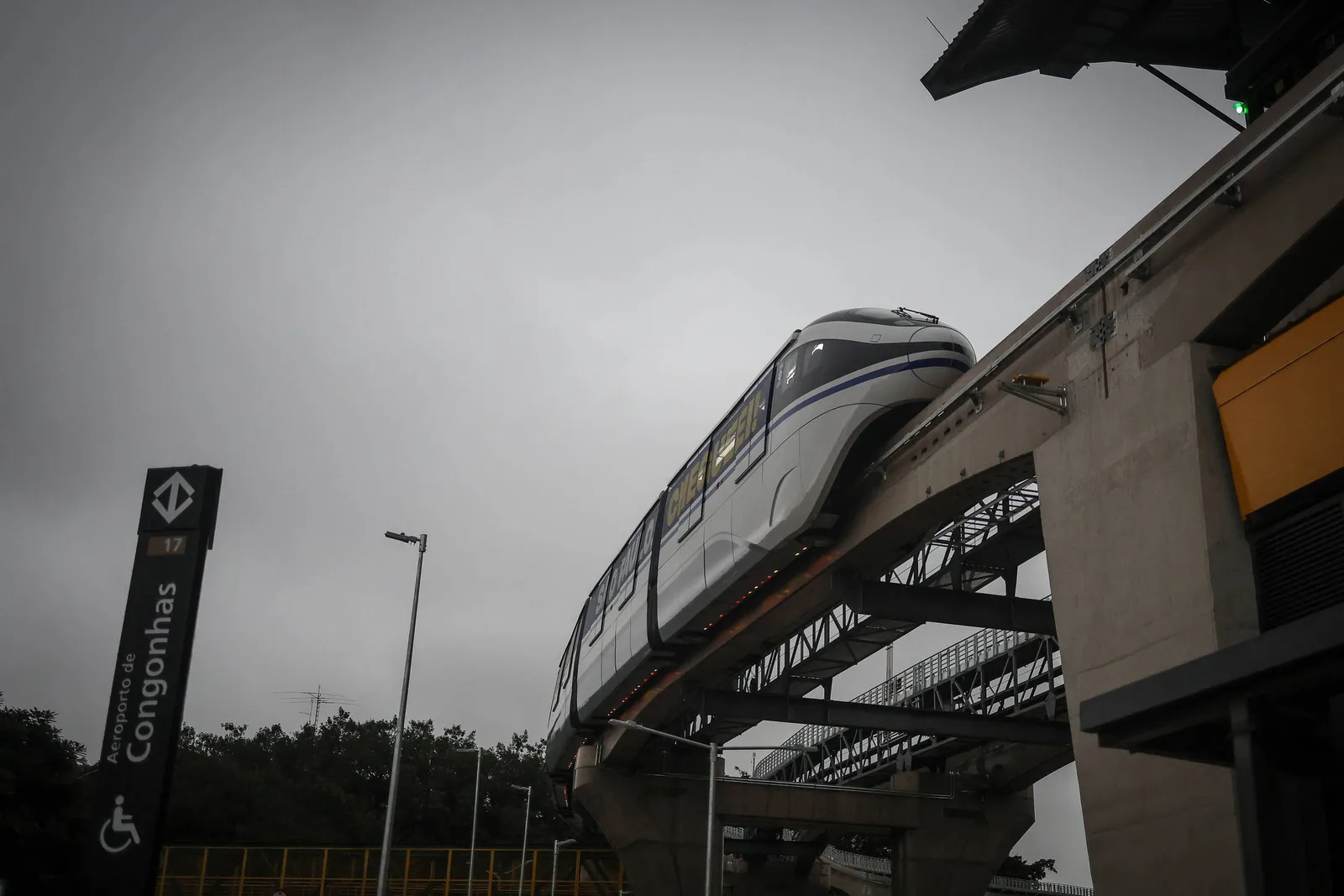 Linha 17-ouro tem falha de tração no primeiro pico com passageiros