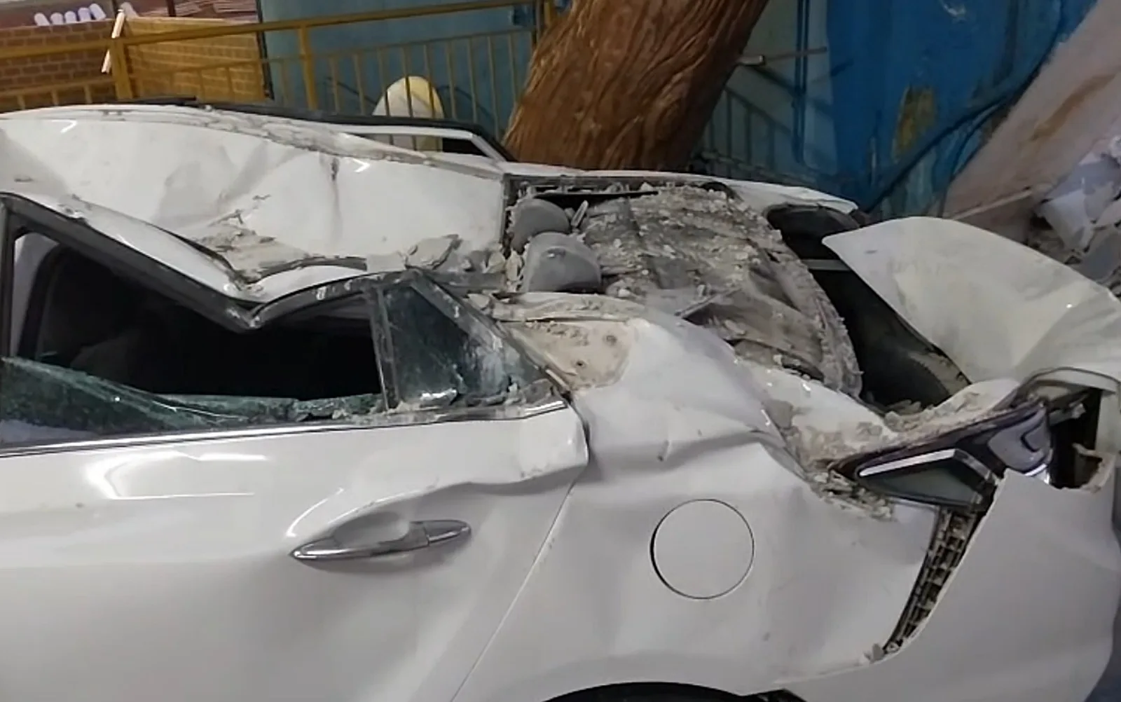 Placa de revestimento cai sobre veículo em shopping e deixa dois feridos