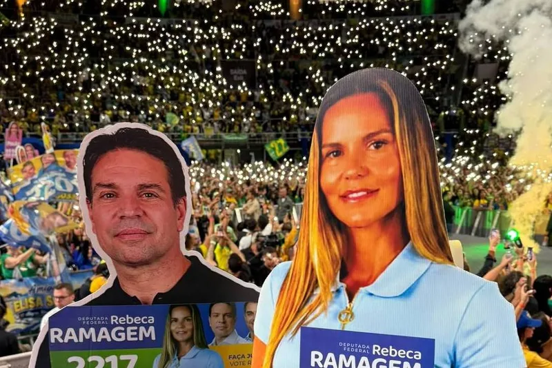 Rebeca Ramagem faz campanha à distância com totens ao lado do marido