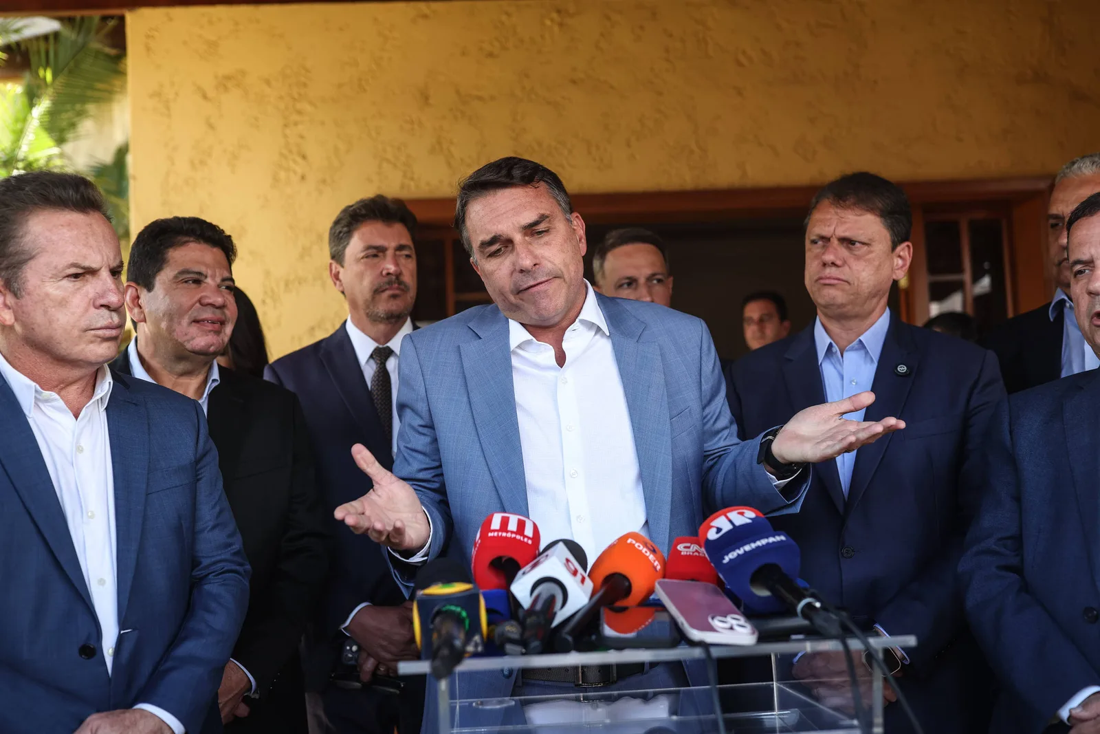 Flávio Bolsonaro critica proposta de fim da escala 6x1 e defende jornada flexível